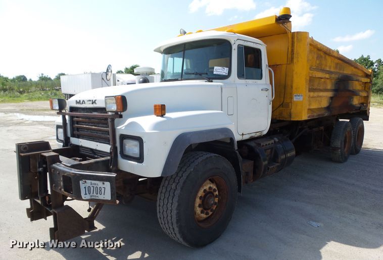 image for item DF0847 2001 Mack RD600  dump truck