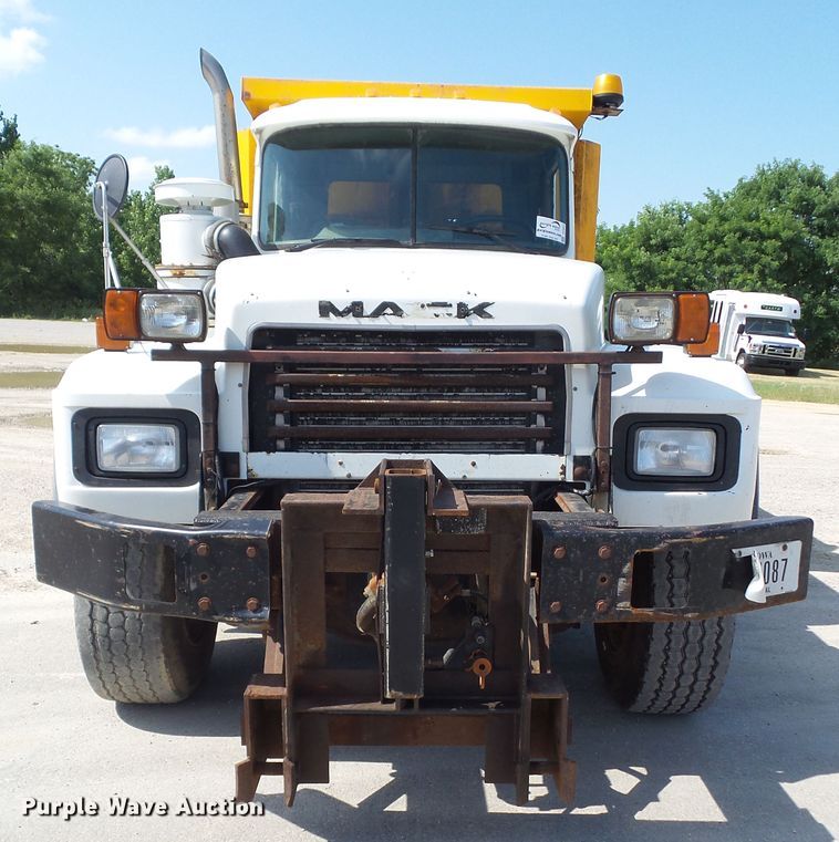 image for item DF0847 2001 Mack RD600  dump truck