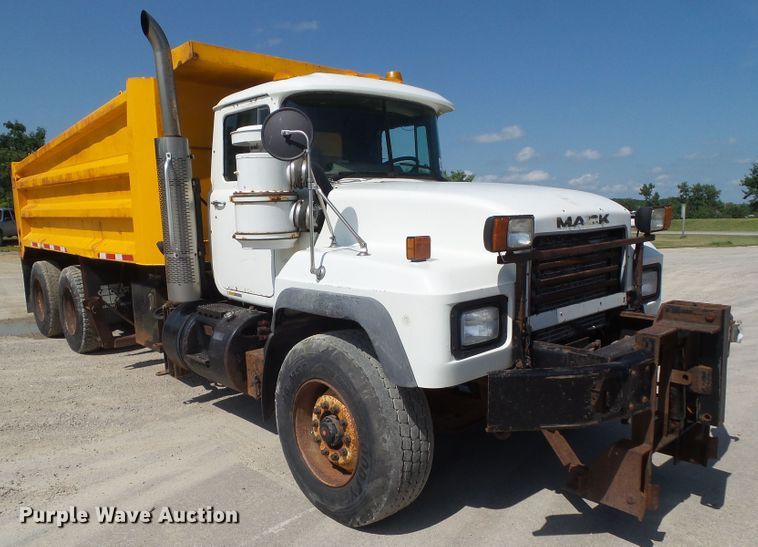 image for item DF0847 2001 Mack RD600  dump truck