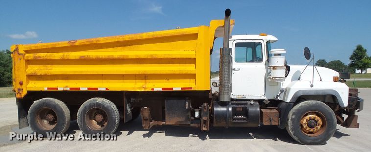 image for item DF0847 2001 Mack RD600  dump truck