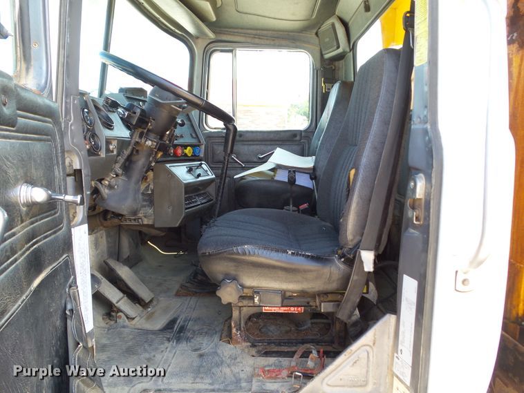 image for item DF0847 2001 Mack RD600  dump truck