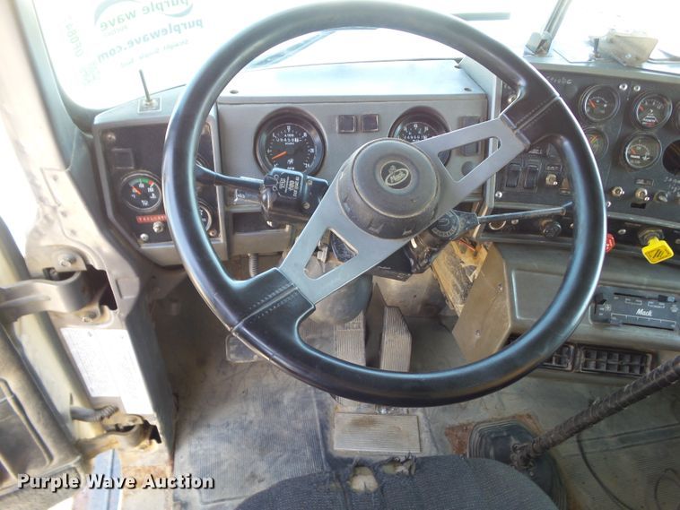 image for item DF0847 2001 Mack RD600  dump truck