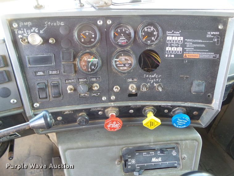 image for item DF0847 2001 Mack RD600  dump truck