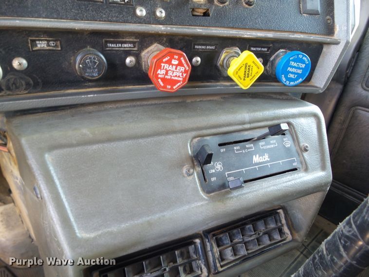 image for item DF0847 2001 Mack RD600  dump truck