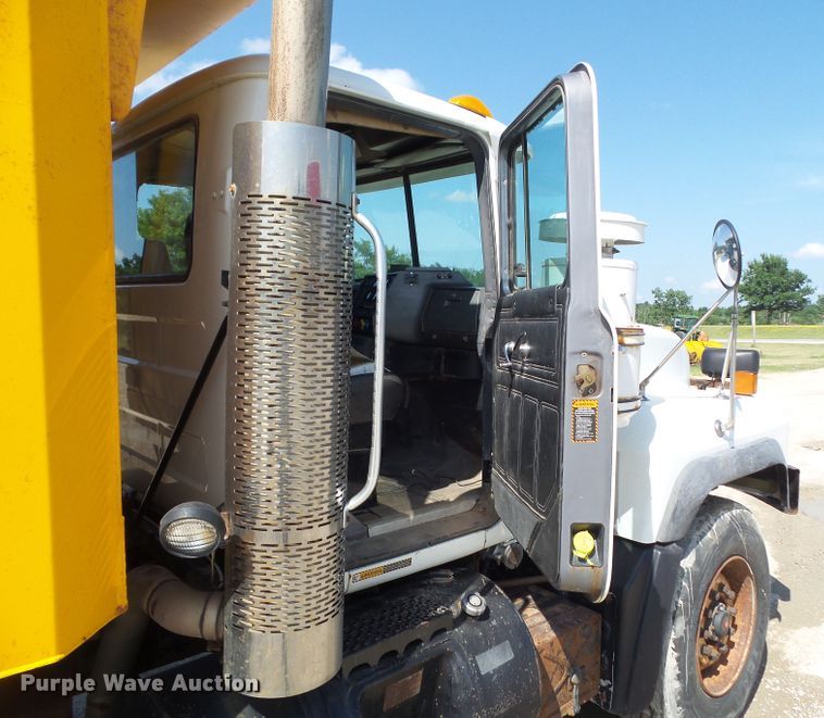 image for item DF0847 2001 Mack RD600  dump truck