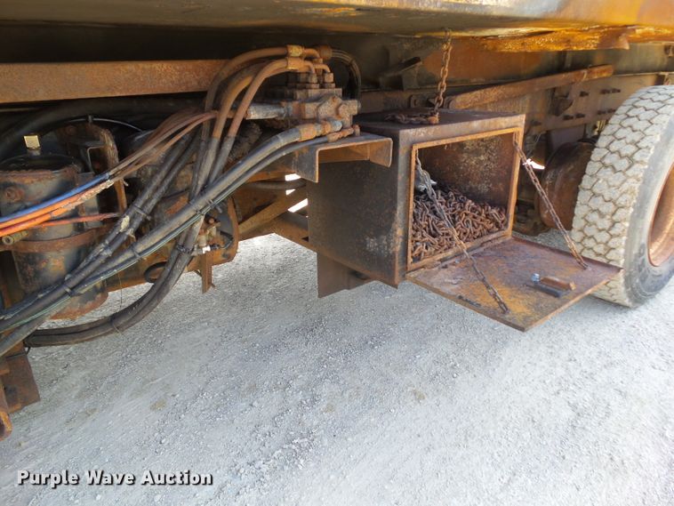 image for item DF0847 2001 Mack RD600  dump truck