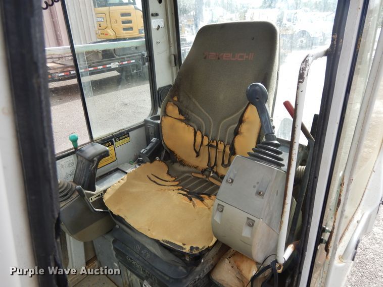 image for item DF5172 2005 Takeuchi TB135  mini excavator