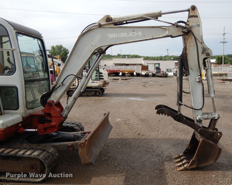 image for item DF5172 2005 Takeuchi TB135  mini excavator