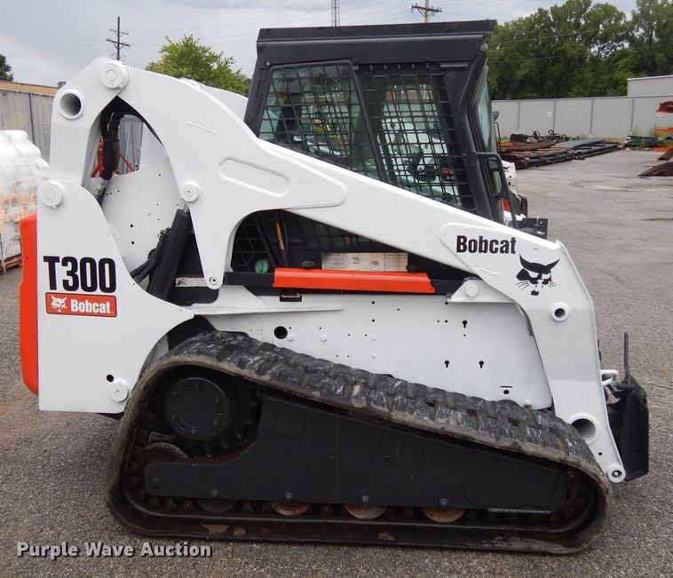 image for item DF5221 2005 Bobcat T300  tracked skid steer loader