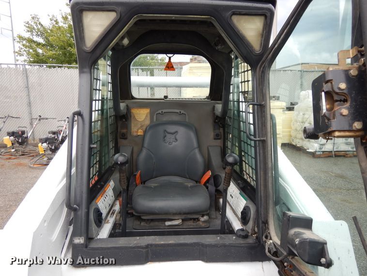 image for item DF5221 2005 Bobcat T300  tracked skid steer loader