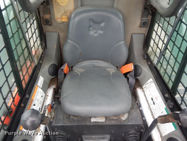image for item DF5221 2005 Bobcat T300  tracked skid steer loader