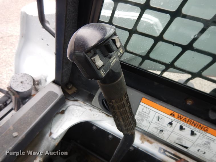 image for item DF5221 2005 Bobcat T300  tracked skid steer loader