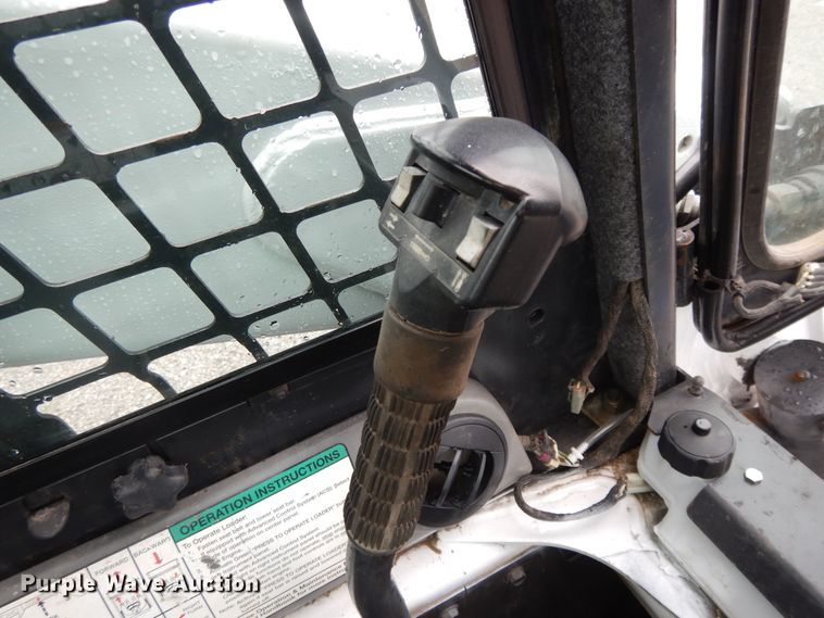 image for item DF5221 2005 Bobcat T300  tracked skid steer loader