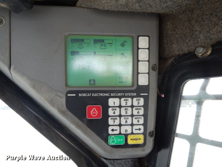 image for item DF5221 2005 Bobcat T300  tracked skid steer loader