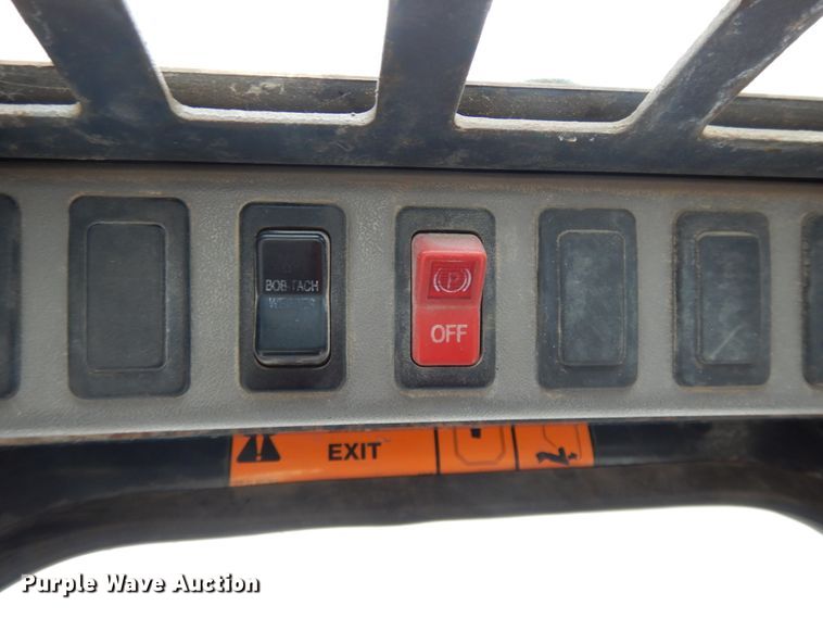 image for item DF5221 2005 Bobcat T300  tracked skid steer loader