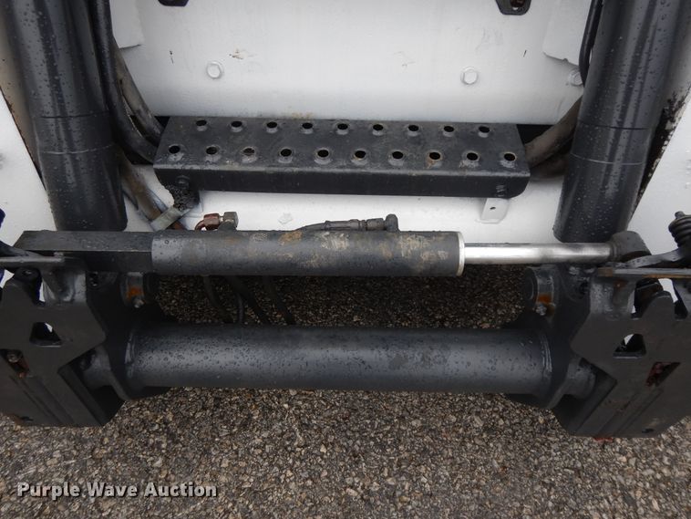 image for item DF5221 2005 Bobcat T300  tracked skid steer loader