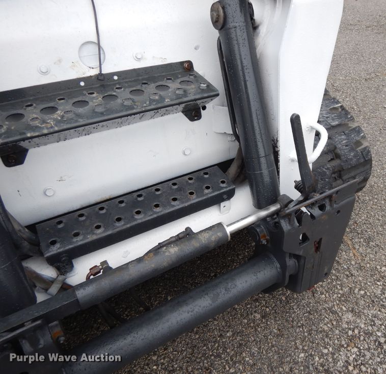 image for item DF5221 2005 Bobcat T300  tracked skid steer loader