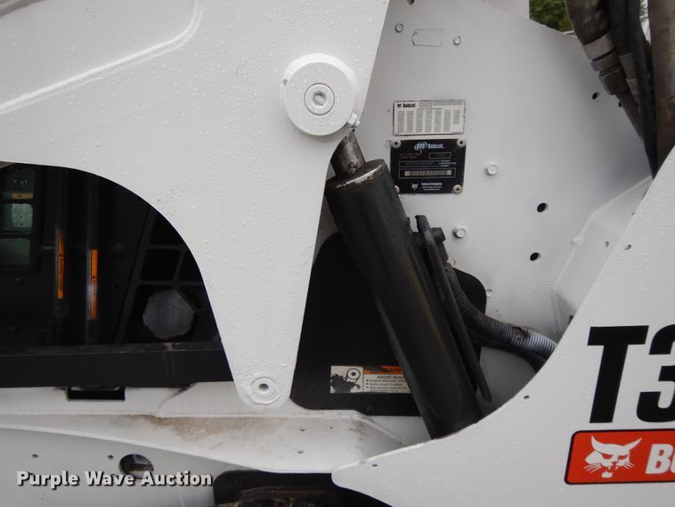 image for item DF5221 2005 Bobcat T300  tracked skid steer loader