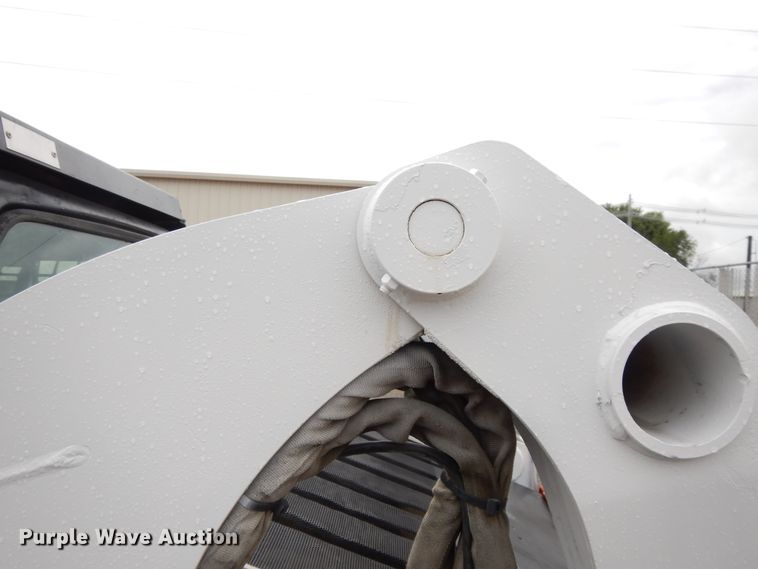 image for item DF5221 2005 Bobcat T300  tracked skid steer loader