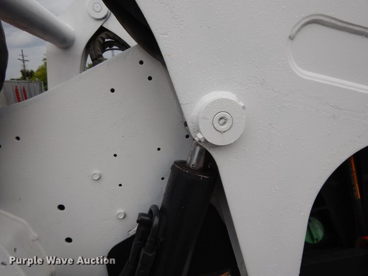 image for item DF5221 2005 Bobcat T300  tracked skid steer loader