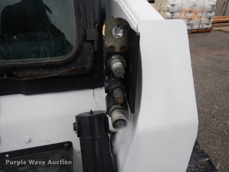 image for item DF5221 2005 Bobcat T300  tracked skid steer loader