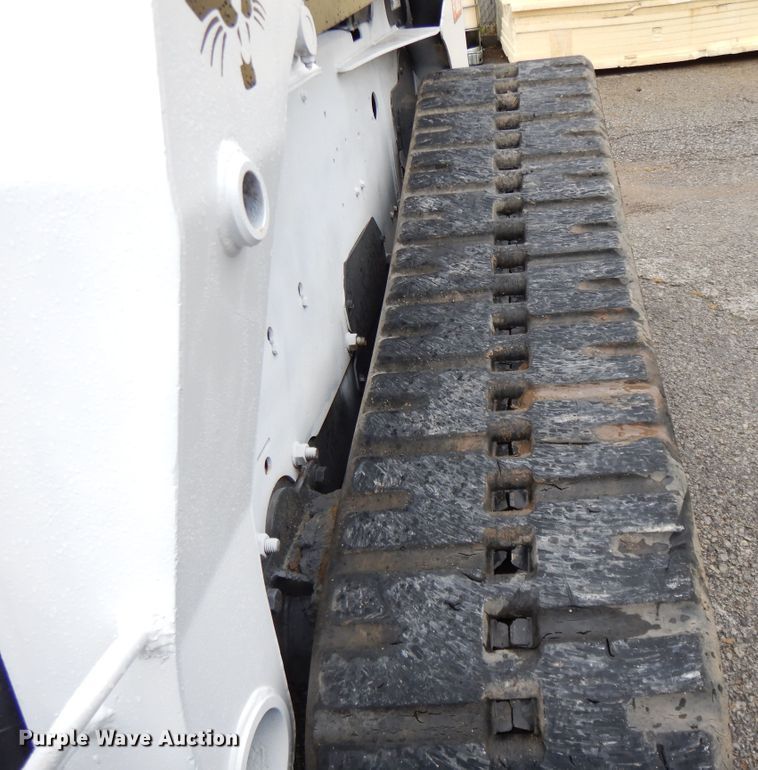 image for item DF5221 2005 Bobcat T300  tracked skid steer loader