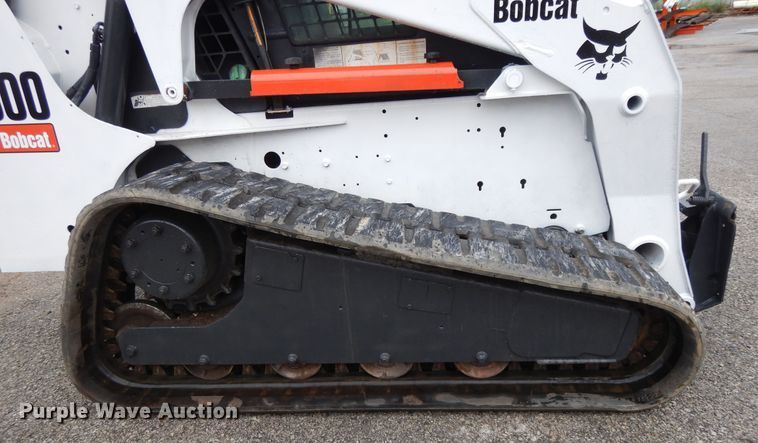 image for item DF5221 2005 Bobcat T300  tracked skid steer loader