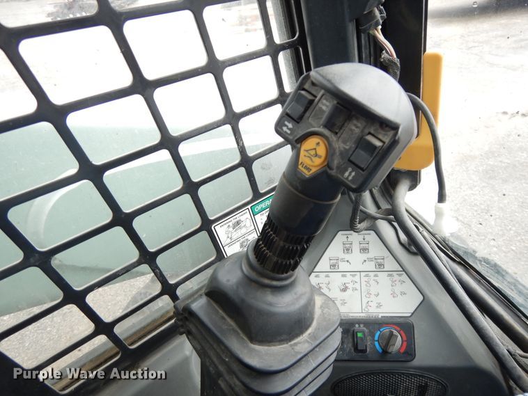 image for item DF5223 2010 Bobcat S650  skid steer loader