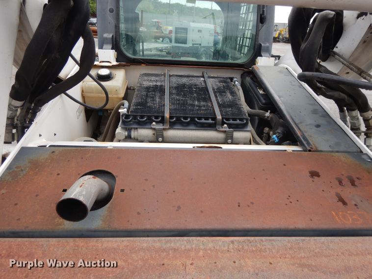 image for item DF5223 2010 Bobcat S650  skid steer loader