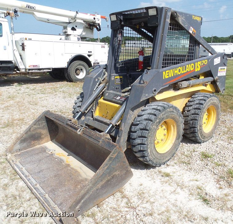 image for item DG1964 2000 New Holland LS170  skid steer loader