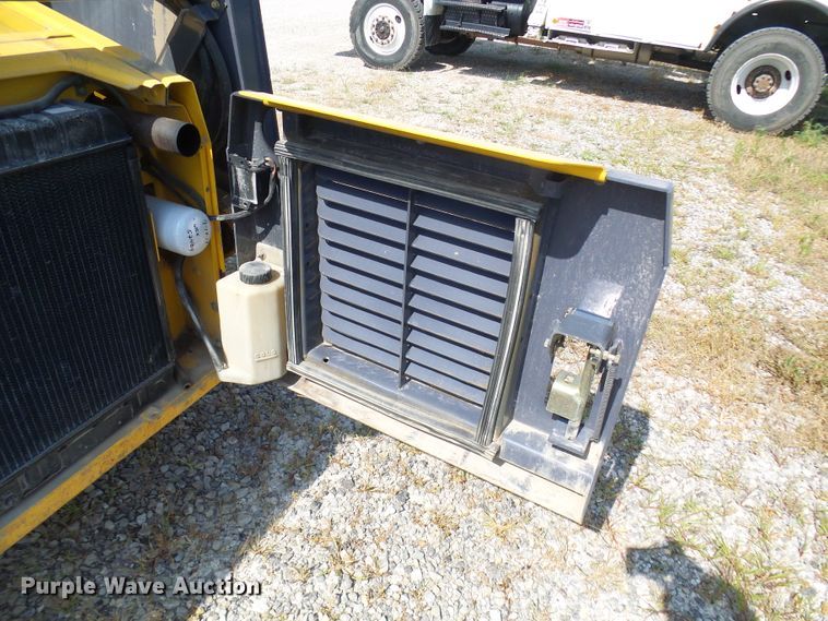 image for item DG1964 2000 New Holland LS170  skid steer loader