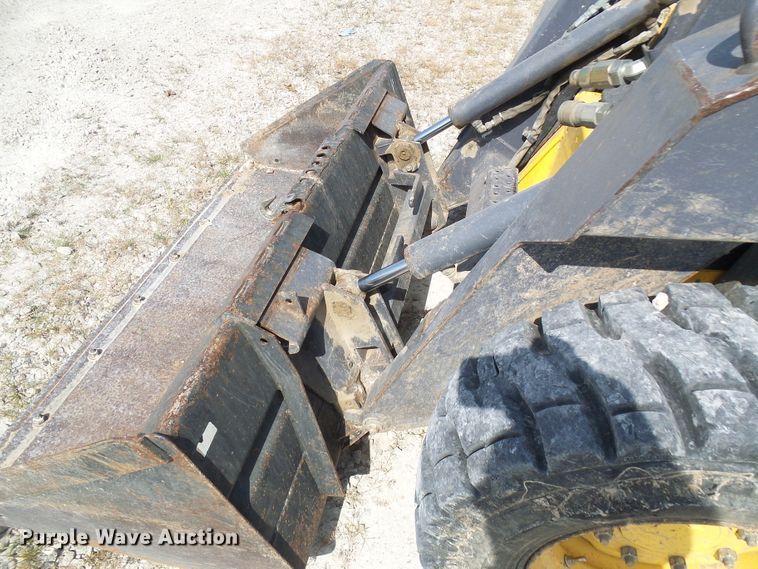 image for item DG1964 2000 New Holland LS170  skid steer loader