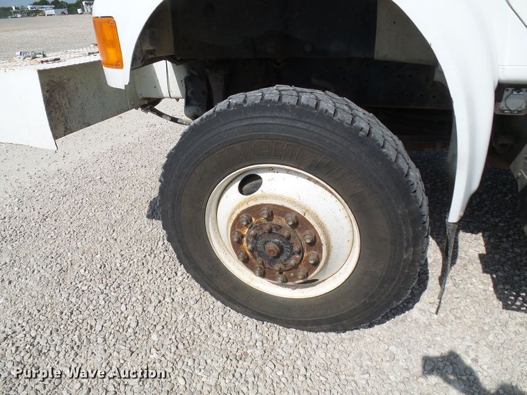 image for item DG1965 1997 International 4800  bucket truck