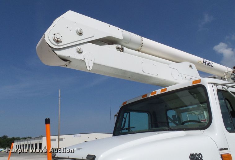 image for item DG1965 1997 International 4800  bucket truck