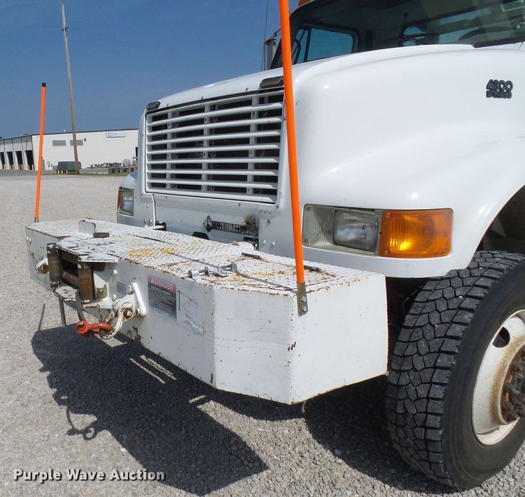 image for item DG1965 1997 International 4800  bucket truck