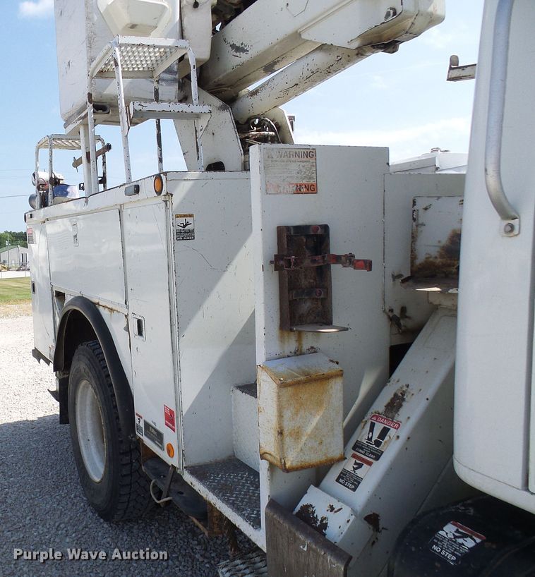 image for item DG1965 1997 International 4800  bucket truck