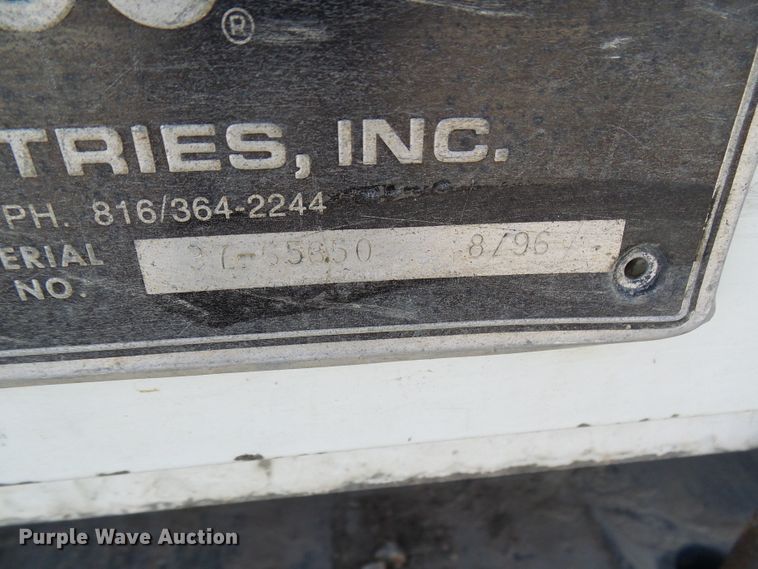 image for item DG1965 1997 International 4800  bucket truck