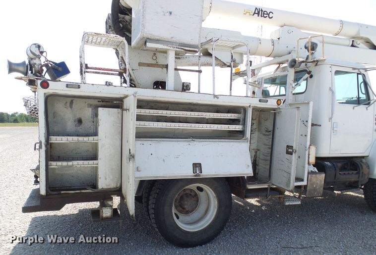 image for item DG1965 1997 International 4800  bucket truck