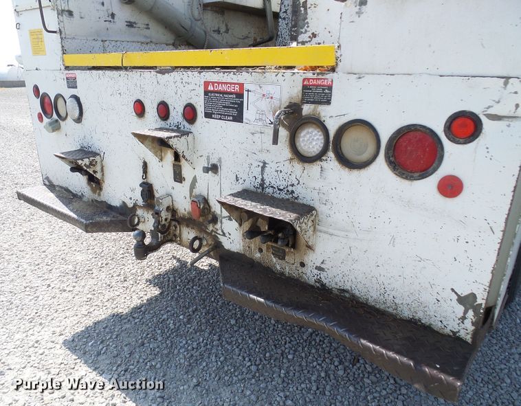 image for item DG1965 1997 International 4800  bucket truck