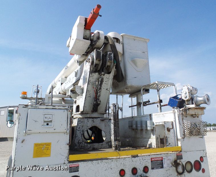 image for item DG1965 1997 International 4800  bucket truck