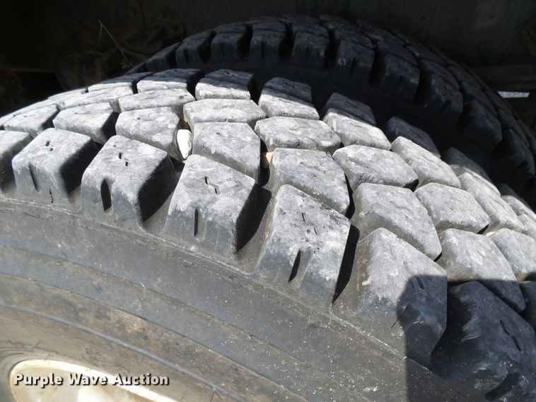 image for item DG1965 1997 International 4800  bucket truck