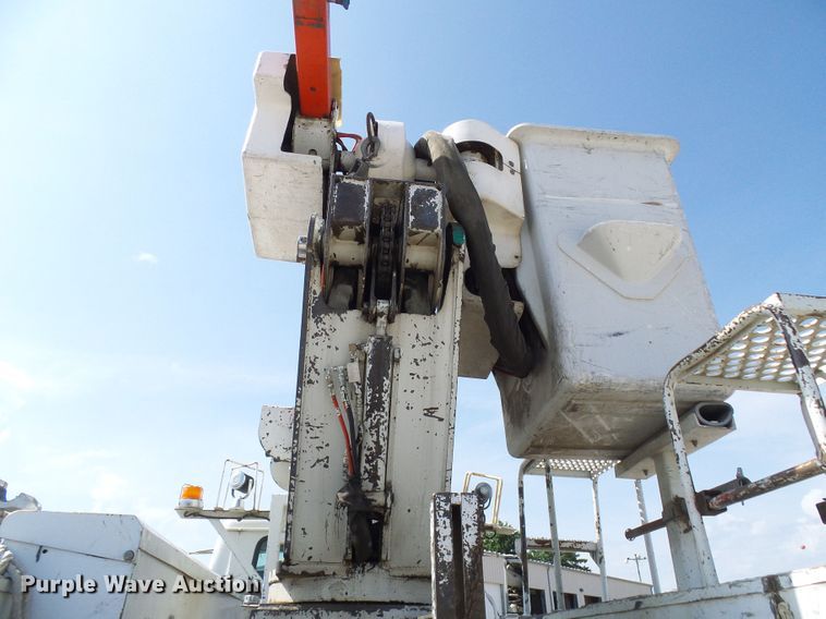 image for item DG1965 1997 International 4800  bucket truck