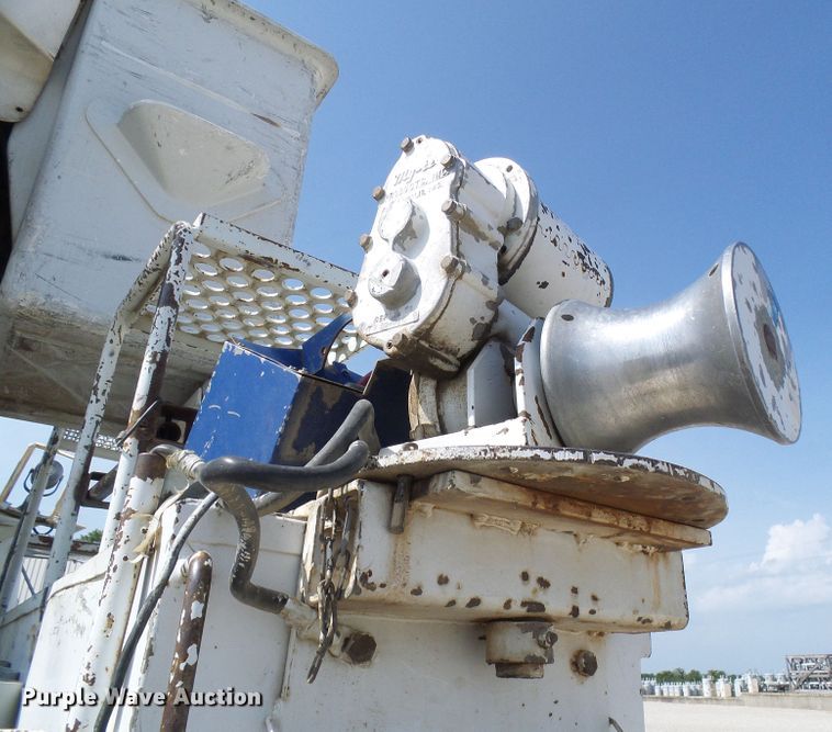 image for item DG1965 1997 International 4800  bucket truck