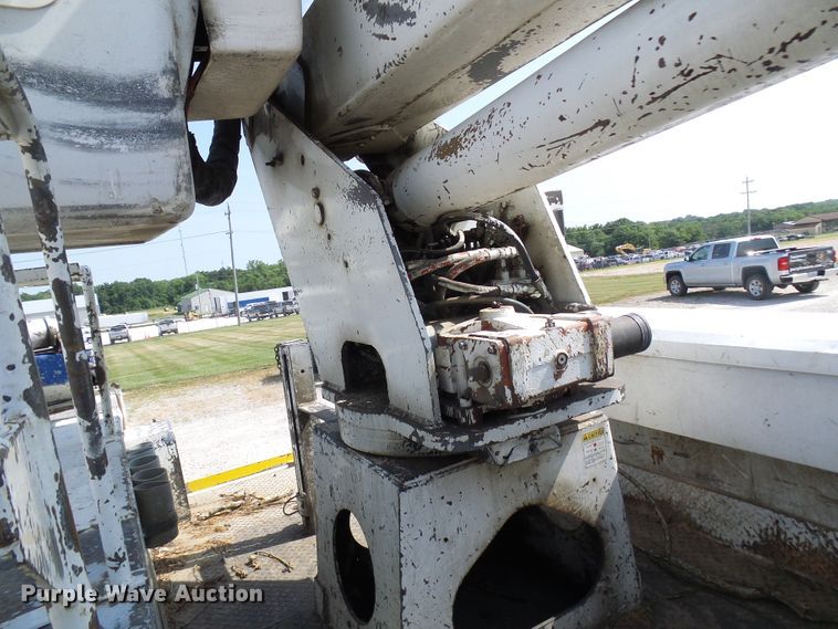 image for item DG1965 1997 International 4800  bucket truck