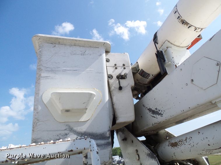 image for item DG1965 1997 International 4800  bucket truck