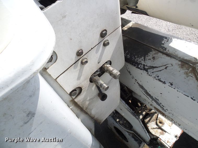 image for item DG1965 1997 International 4800  bucket truck