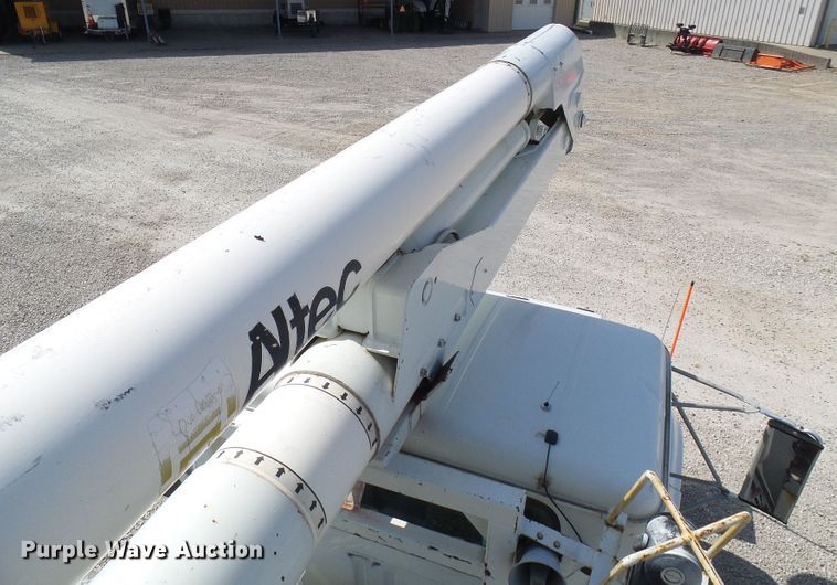 image for item DG1965 1997 International 4800  bucket truck