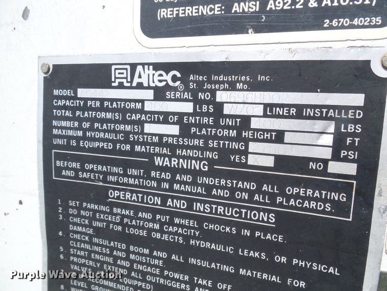 image for item DG1965 1997 International 4800  bucket truck