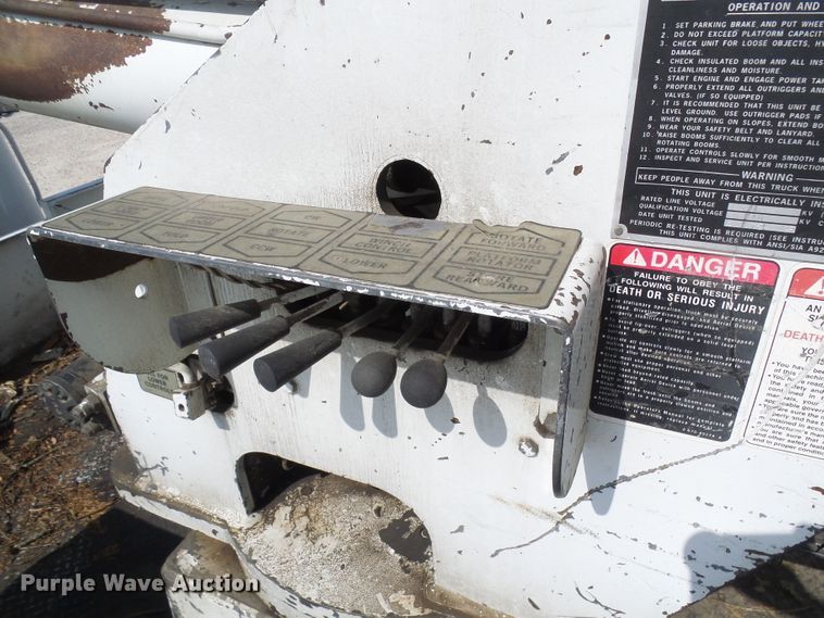 image for item DG1965 1997 International 4800  bucket truck