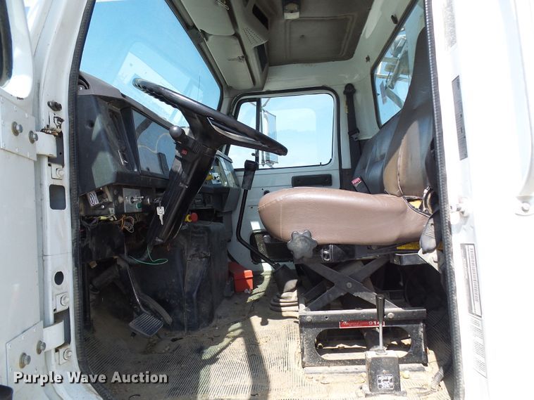 image for item DG1965 1997 International 4800  bucket truck